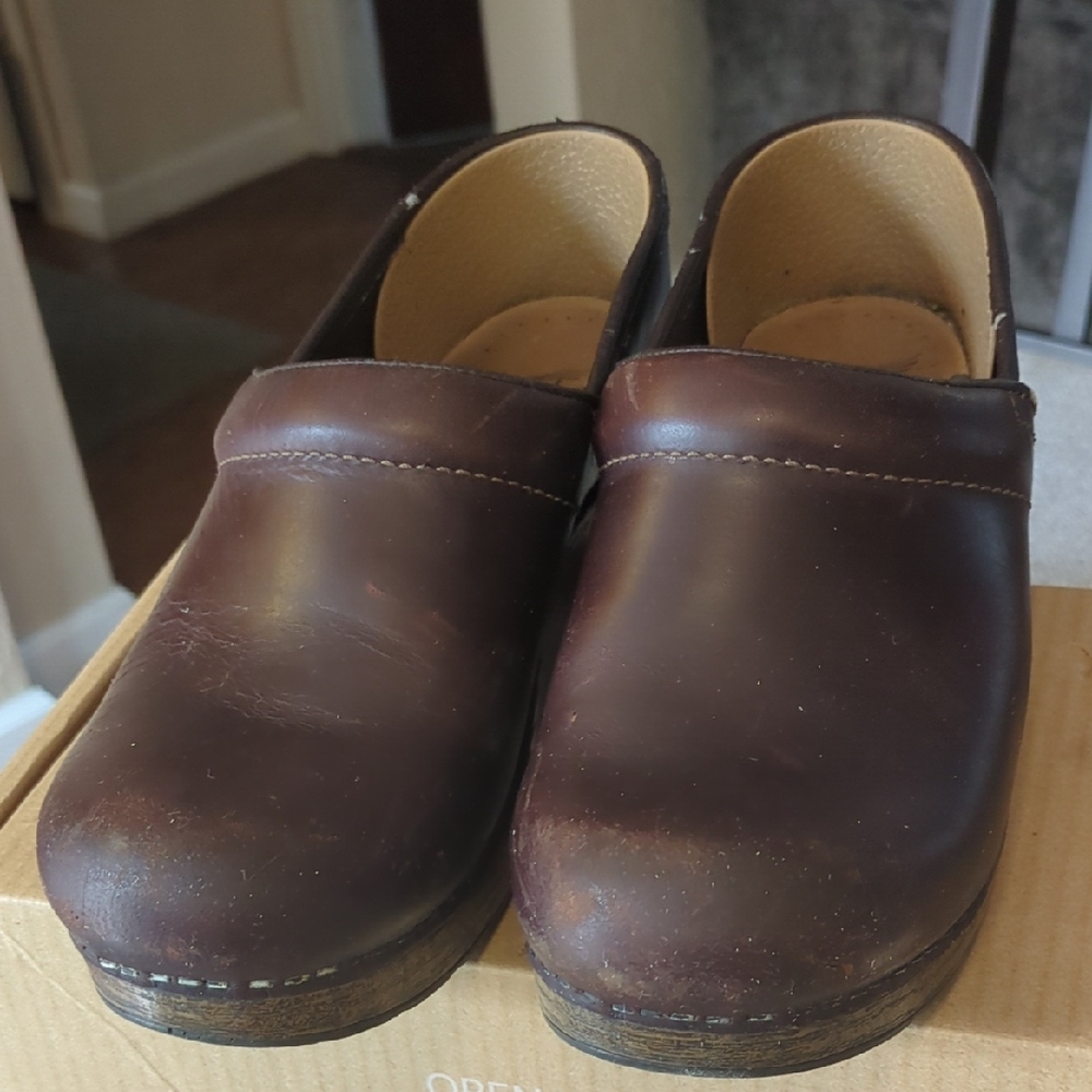 Classic Brown Leather Women's Clogs